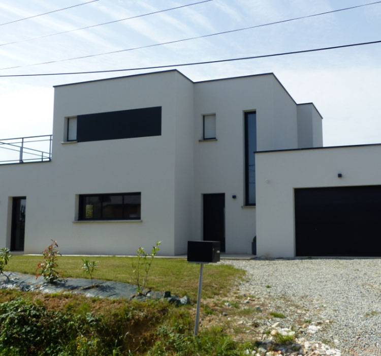 Maison neuve vue depuis la rue avec porte de garage et porte d'entrée