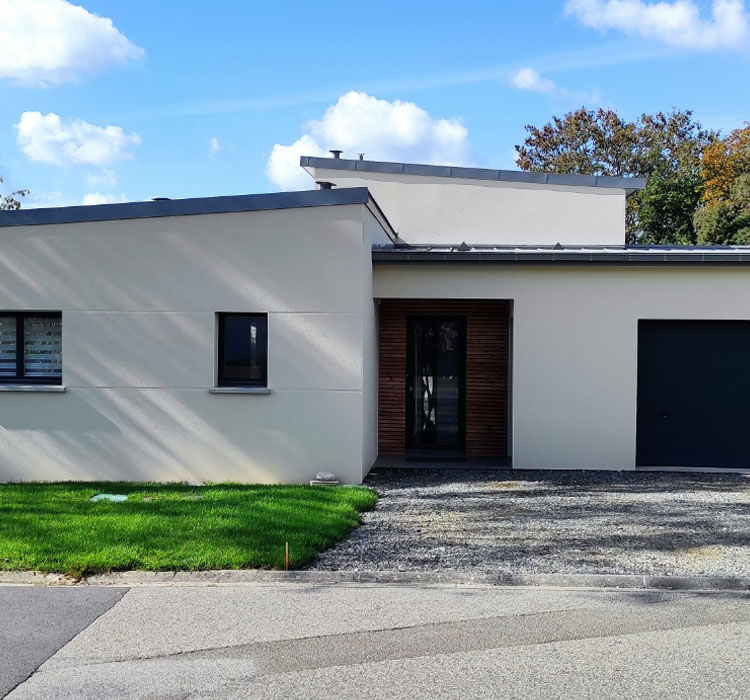 Maison neuve vue depuis la rue avec entrée et garage